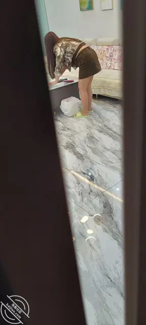 拿着老妈的内衣装飞机杯，被逮到了